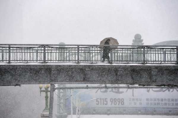 Χιονοθύελλες πλήττουν την Κίνα: Σχολεία έκλεισαν, πτήσεις αναβλήθηκαν