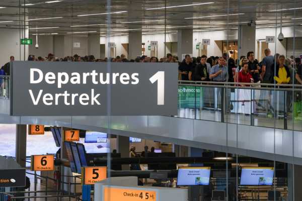 Δεκάδες ακυρώσεις πτήσεων λόγω χιονόπτωσης στο αεροδρόμιο Σίπχολ του Άμστερνταμ