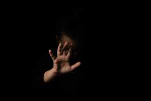 Μαστροπεία στην Κρήτη: Ποινική δίωξη στη μητέρα για την υπόθεση βιασμού των ανήλικων αδερφιών (vid)
