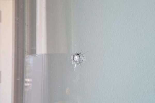 Ρέθυμνο: Σοκ με τη σφαίρα που καρφώθηκε σε παράθυρο παιδικού δωματίου - Συγκλονίζει η μαρτυρία της μητέρα της ανήλικης (vid)