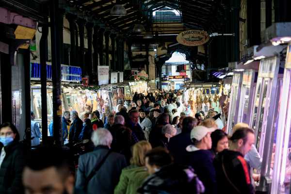 Αγορές της τελευταίας στιγμής ενόψει Πρωτοχρονιάς —Ανοιχτά μέχρι τις 18:00 τα εμπορικά καταστήματα
