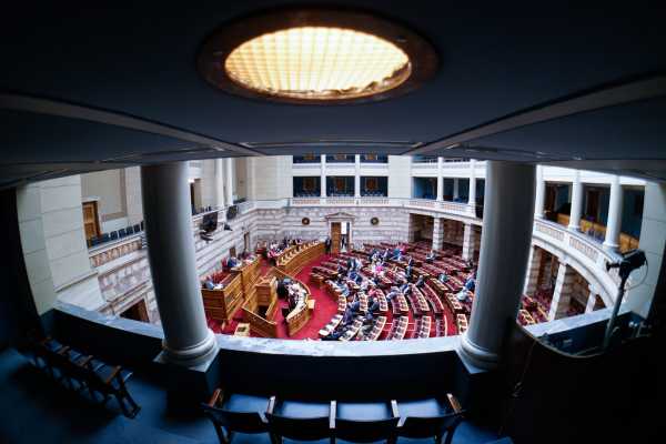 Νομοσχέδιο για «κόκκινα» δάνεια: Υπερψηφίστηκε επί της αρχής – «Ναι» από ΝΔ, «κατά» από αντιπολίτευση