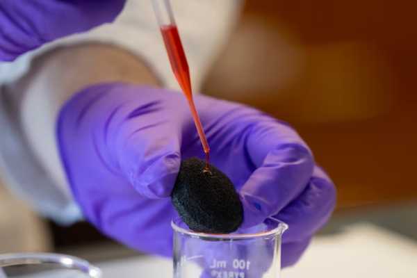 Επιστήμονες δημιούργησαν έναν «σούπερ αφρό» που σκοτώνει βακτήρια και καθαρίζει πετρελαιοκηλίδες