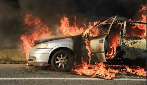 Κρήτη: Στις φλόγες τυλίχτηκε όχημα εν κινήσει | Πρόλαβαν και βγήκαν οι επιβάτες