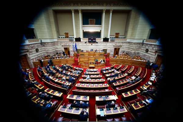 Επιστολική ψήφος: Στην Ολομέλεια της Βουλής το νομοσχέδιο