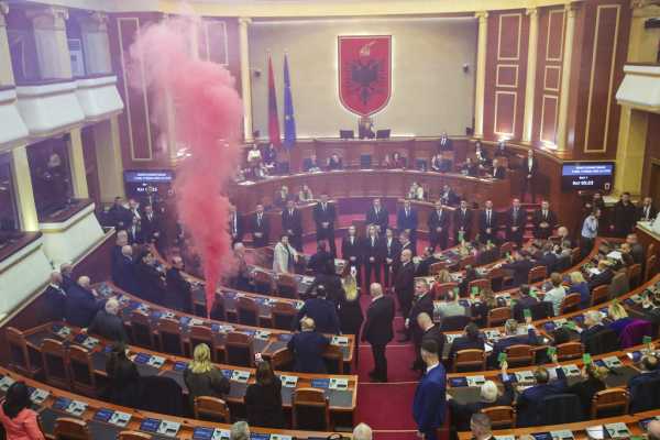 Αλβανία: Βουλευτές της αντιπολίτευσης άναψαν καπνογόνα μέσα στο κοινοβούλιο