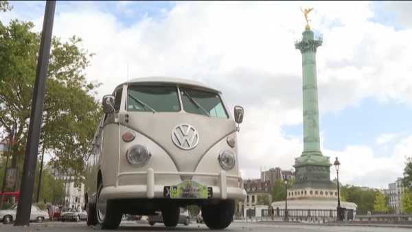 Ένθετο Κόσμος: Ο γύρος του Παρισιού με κλασικά οχήματα