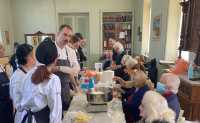 Φοιτητές ζαχαροπλαστικής έφτιαξαν γιορτινά γλυκά με τους φιλοξενούμενους του Γηροκομείου Αθηνών