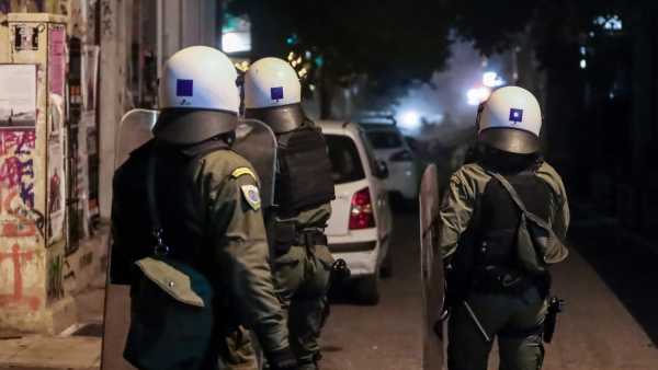 Νύχτα έντασης στο κέντρο της Αθήνας – Ομάδα αγνώστων πέταξε μολότοφ σε διμοιρία των ΜΑΤ