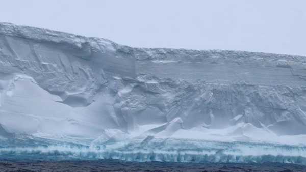 Κάμερα κατέγραψε το μεγαλύτερο παγόβουνο στον κόσμο