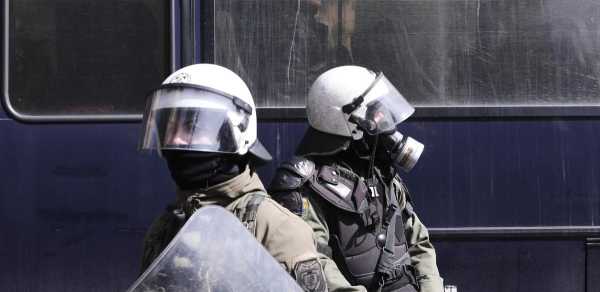 Επίθεση με φωτοβολίδες κατά αστυνομικών στην Αθήνα