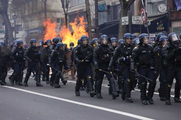 Γαλλία: Ταραχές και στα δυτικά –  Σάλος για τα βίντεο αστυνομικής βίας