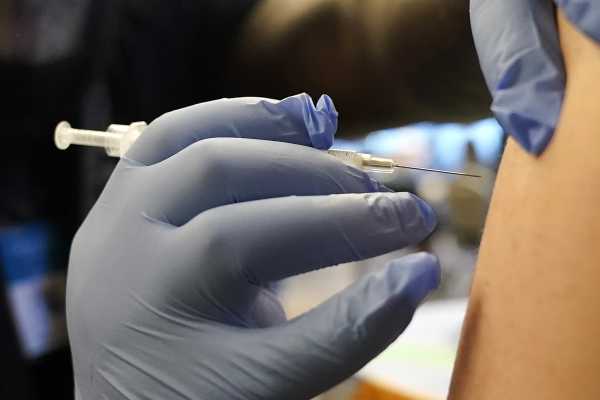 Εγκρίθηκε το επικαιροποιημένο εμβόλιο της Pfizer – Κυριακίδου: Πρέπει να είμαστε έτοιμοι για παράλληλη κυκλοφορία COVID-19 και γρίπη