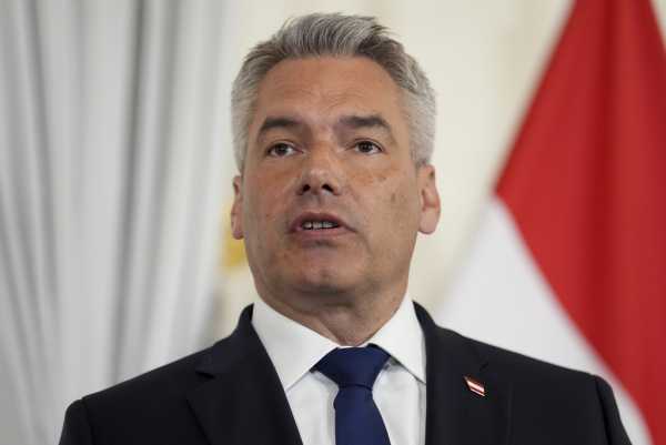 Αυστριακός καγκελάριος: Πρέπει να κατηγορήσουμε τον Όρμπαν για την έλλειψη συντονισμού του, αλλά να μην μποϊκοτάρουμε την προεδρία του Συμβουλίου της ΕΕ
