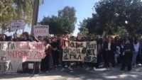 Ηράκλειο: «Πόσα ακόμα όνειρα θα καούν;» - Τα μηνύματα και η «σιωπηρή» διαμαρτυρία των μαθητών για την τραγωδία στα Τέμπη