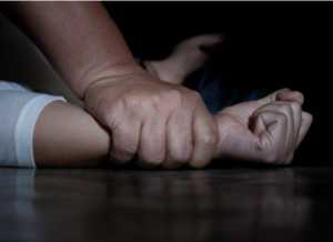 Αίγινα: Σοκάρουν οι λεπτομέρειες της δράσης του 36χρονου που βίαζε τη θετή του κόρη – Τη Δευτέρα οδηγείται στον εισαγγελέα