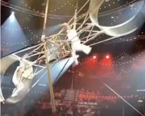 Ακροβάτης πέφτει από τον «τροχό του θανάτου» κατά τη διάρκεια παράστασης σε τσίρκο – Βίντεο