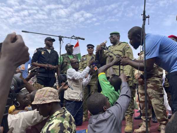 Νιγηρία: Νέες κυρώσεις σε βάρος των πραξικοπηματιών από την ECOWAS
