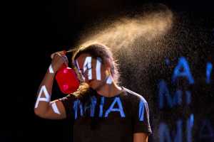 Η Άννα Λεμονάκη επιστρέφει με την περφόρμανς «Μπλε» στην Αθήνα για λίγες παραστάσεις
