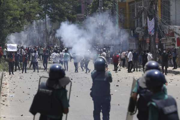 Μπανγκλαντές: Δυνάμεις του στρατού αναπτύσσονται στους δρόμους, η πρωθυπουργός ματαίωσε τα ταξίδια της στο εξωτερικό