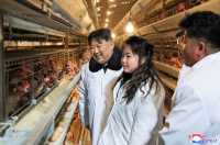 Βόρεια Κορέα: Εμφάνιση Κιμ και της κόρης του σε εργοστάσιο πουλερικών – Καμία αναφορά σε γενέθλια
