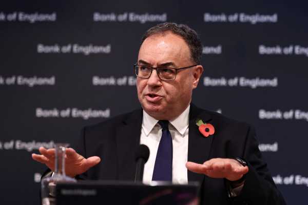 Αμετάβλητα τα επιτόκια και από την Τράπεζα της Αγγλίας – «Νωρίς να μιλήσουμε για μείωση»