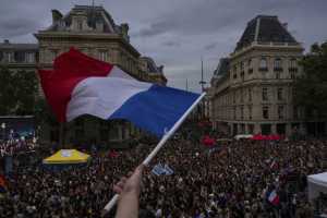 Γαλλία: Διπλή πίεση μετά τις εκλογές από την Κομισιόν και τις αγορές για συγκράτηση του δημοσιονομικού ελλείμματος και του χρέους