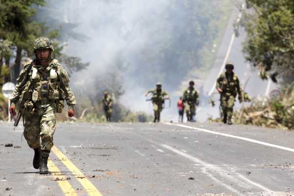 Κολομβία: Τουλάχιστον οκτώ νεκροί και 17 τραυματίες σε ευρείας κλίμακας επιχείρηση του στρατού εναντίον οργάνωσης διαφωνούντων
