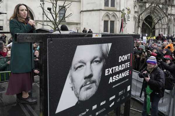 Βρετανία: Σήμερα η απόφαση για το δικαίωμα του Τζούλιαν Ασάνζ να προσφύγει τελευταία φορά ενάντια στην έκδοση του στις ΗΠΑ