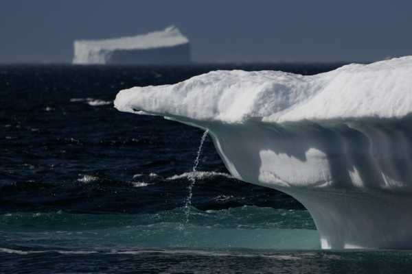 Οι Ινουίτ της Γροιλανδίας κινδυνεύουν «να πέσουν στο λεπτό πάγο» της κλιματικής αλλαγής