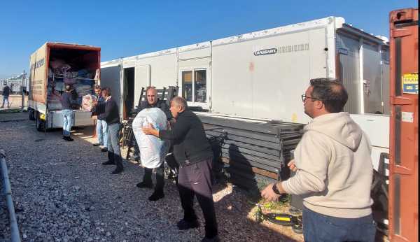 ΠΑΜΕ: Διανομή υλικής βοήθειας στους πρόσφυγες της δομής της Μαλακάσας