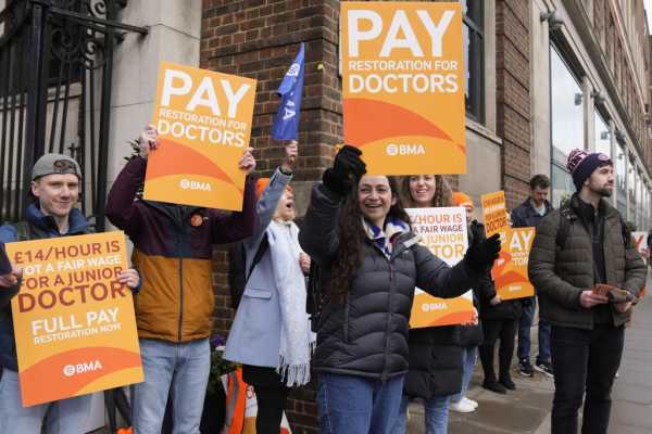 Βρετανική Ιατρική Ένωση ανακοίνωσε τετραήμερη απεργία για τους νέους γιατρούς