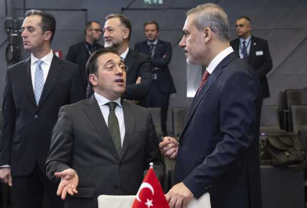 Σχέσεις Τουρκίας – ΕΕ, αμυντική συνεργασία και Γάζα στην ατζέντα της συνάντησης Φιντάν – Αλμπάρες