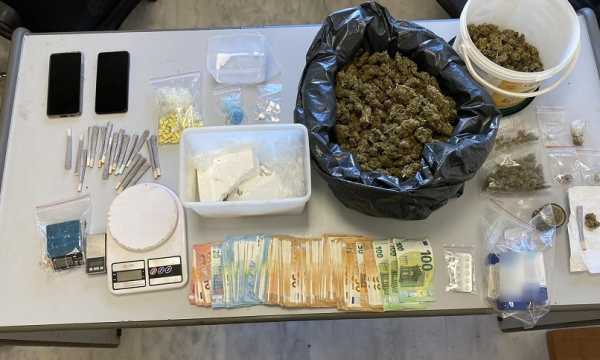 Κοκαΐνη, χασίς και χάπια εντόπισαν αστυνομικοί σε σπίτια στα Χανιά (φώτο)