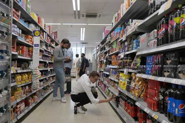 Ηνωμένο Βασίλειο: Υποχώρηση του πληθωρισμού, χωρίς όμως ανακούφιση για τους καταναλωτές
