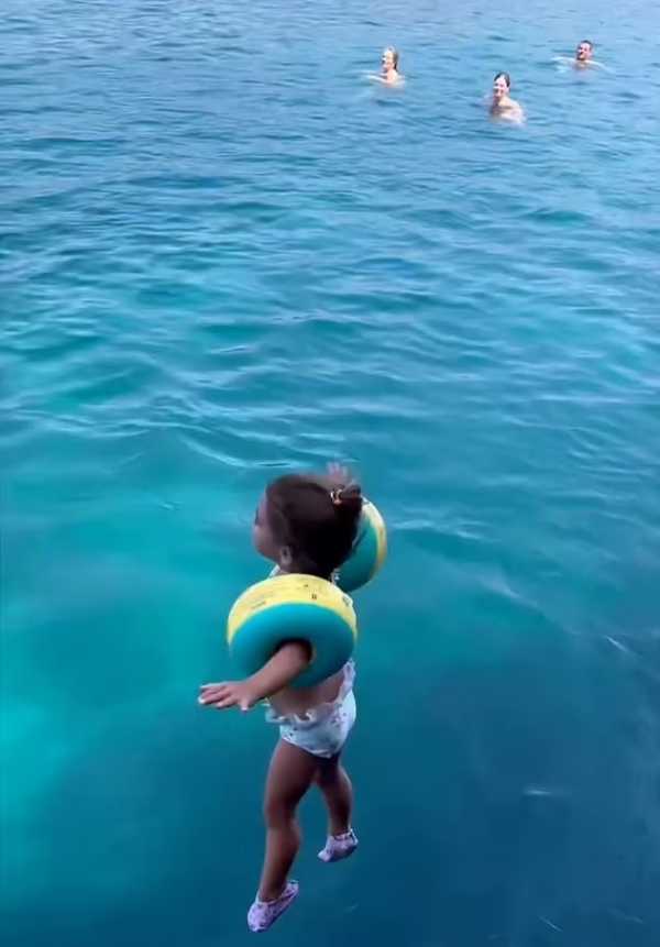 Τουρκία: Συγκλονιστικό βίντεο με κοριτσάκι που βυθίζεται στο νερό όταν του φεύγουν τα μπρατσάκια