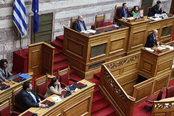 Νομοσχέδιο για επιστολική ψήφο: Γιατί ξέσπασε πολιτική σύγκρουση στη Βουλή