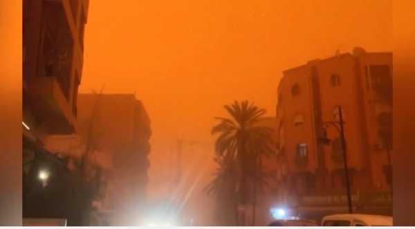 Aπόκοσμες εικόνες στο Mαρόκο: Πορτοκαλί έγινε ο ουρανός στο Μαρακές – Άγγιξε τους 50 βαθμούς Κελσίου η θερμοκρασία