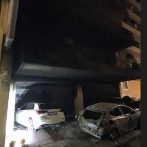 Στις φλόγες τέσσερα οχήματα και δύο μηχανές στο κέντρο της Αθήνας