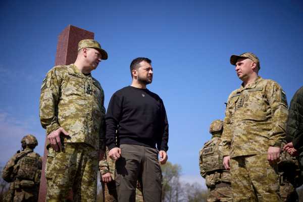 Ζελένσκι: Επισκέφτηκε την Αβντίιβκα και παρασημοφόρησε στρατιώτες