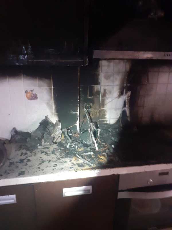 Φωτιά σε διαμέρισμα στα Καμίνια - Στο νοσοκομείο ανήλικο παιδί (pics)