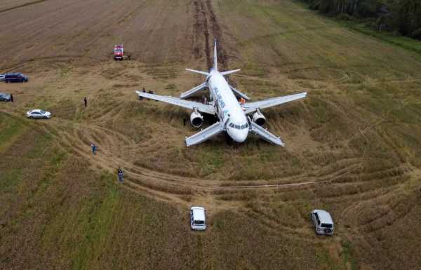 Ρωσία: 1.100 δολ. στους επιβάτες της πτήσης που προσγειώθηκε σε… χωράφι