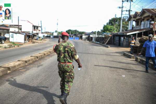 Σιέρα Λεόνε: Απαγόρευση κυκλοφορίας κηρύχθηκε σε όλη τη χώρα μετά την επίθεση ενόπλων εναντίον στρατοπέδων