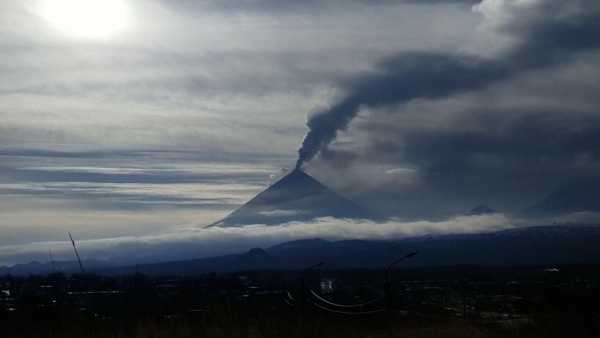 Βίντεο: Το μεγαλύτερο ηφαίστειο της Καμτσάτκα εκτοξεύει στάχτες έως και 10 χιλιόμετρα πάνω από την επιφάνεια της θάλασσας