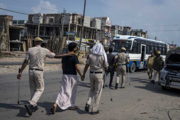 Νεκροί και τραυματίες σε συγκρούσεις μεταξύ ινδουιστών και μουσουλμάνων στην Ινδία