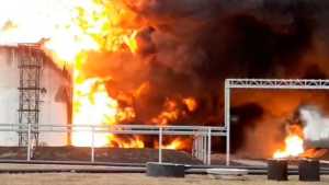 Ρωσία: Ουκρανική επίθεση σε εγκατάσταση αποθήκευσης καυσίμων – Στις φλόγες δεξαμενή πετρελαίου