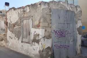 Ηράκλειο: Αργοπεθαίνει «διατηρητέο» κτίσμα στην Αγία Τριάδα