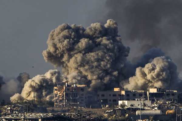 Λωρίδα της Γάζας: Ακατάπαυστοι βομβαρδισμοί από το Ισραήλ προμηνύουν τη συνέχιση του πολέμου καθ’ όλη τη διάρκεια του 2024