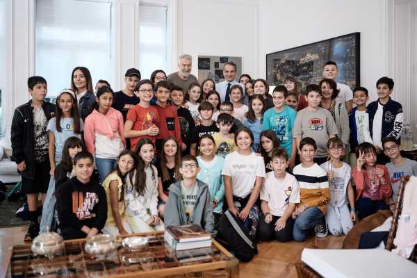 Εικόνες από την επίσκεψη μαθητών δημοτικού στο Μαξίμου – Η συνάντηση με τον Κ. Μητσοτάκη και τα παιχνίδια με τον Πίνατ