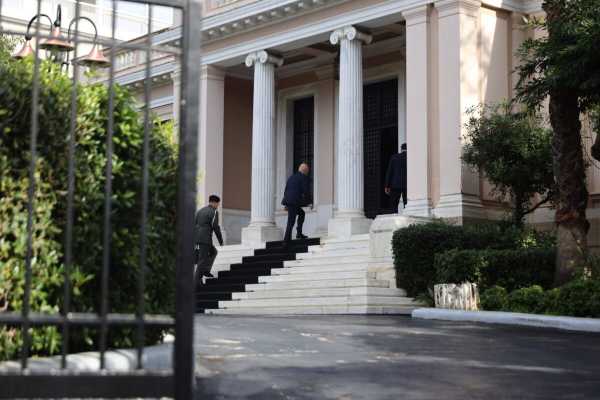 Κυβερνητικές πηγές για το κατηγορητήριο του ΣΥΡΙΖΑ για τον Καραμανλή: Επικοινωνιακό πυροτέχνημα